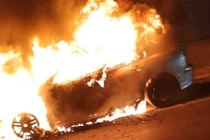 Video: Xe Mazda 3 cháy ngùn ngụt trên đường Hà Nội