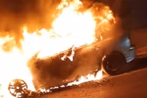 Video: Xe Mazda 3 cháy ngùn ngụt trên đường Hà Nội