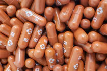 Thuốc trị COVID-19 Molnupiravir tạo đột phá nhưng không thể thay thế vaccine