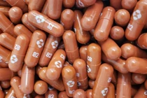 Thuốc trị COVID-19 Molnupiravir tạo đột phá nhưng không thể thay thế vaccine