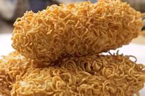 Video: Ramen bọc hot dog, quà vặt cho người thích ăn mì sống