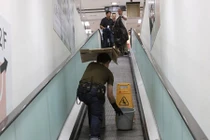 Đi mua sắm, 8 người nhập viện vì axít rơi xuống đầu