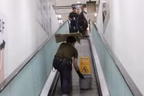 Đi mua sắm, 8 người nhập viện vì axít rơi xuống đầu