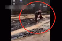 Cụ bà đội mưa "vá đường" gây xúc động