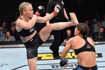 Video: Khoảnh khắc nữ võ sỹ UFC knock-out đối thủ chỉ bằng một đòn đá