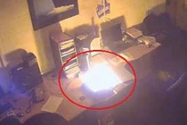 Video: Laptop sạc qua đêm phát nổ, thiêu rụi cả văn phòng