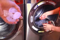 Cách làm quần áo phẳng lỳ chỉ bởi bỏ 3 viên đá vào máy giặt