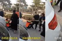 Cặp vợ chồng đánh lao công già vì cản con trai đi vệ sinh ngoài đường