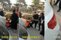 Cặp vợ chồng đánh lao công già vì cản con trai đi vệ sinh ngoài đường