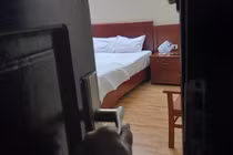 Lắp camera quan sát chị giúp việc, tôi nghẹn ngào thấy chuyện ngoại tình