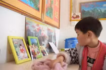 Chăm bố bệnh nặng, bé gái lấy ra một thứ khiến ai cũng bật khóc