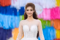 Á hậu Kiều Loan xinh đẹp trong khu vườn đầy sắc màu