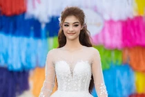 Á hậu Kiều Loan xinh đẹp trong khu vườn đầy sắc màu