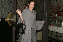 Diện đồ đắt tiền hay bình dân, Angelina Jolie vẫn thu hút mọi ánh nhìn