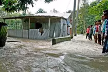 Mải selfie trong cơn lũ, 2 thiếu niên chết tức tưởi