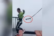 Video: Dây an toàn tuột khỏi người du khách trên cầu treo cao 300m