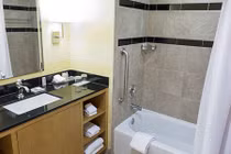 Lắp camera quay lén phụ nữ tắm trong nhà nghỉ rồi đăng lên web đen