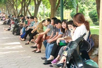 Phụ huynh ngái ngủ, ăn vội chờ con thi lớp 10