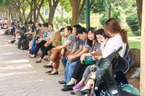 Phụ huynh ngái ngủ, ăn vội chờ con thi lớp 10