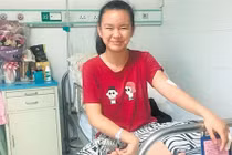 Xúc động bé gái dũng cảm đỡ giúp bố nhát dao ở ngực