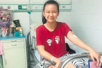 Xúc động bé gái dũng cảm đỡ giúp bố nhát dao ở ngực