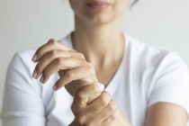 4 dấu hiệu trên bàn tay cảnh báo mạch máu bị tắc nghẽn