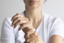 4 dấu hiệu trên bàn tay cảnh báo mạch máu bị tắc nghẽn