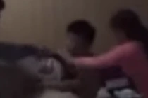 Chồng tố phát hiện vợ và phó khoa nằm ôm hôn nhau