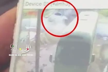 Video: Ô tô con bẹp dúm sau khi tông trực diện xe ben, tài xế nguy kịch