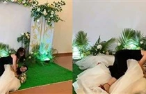 Cô gái cười như được mùa, xô ngã cả cô dâu trong đám cưới