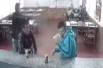 Ngồi uống bia, bị sát thủ nã liên tiếp 3 phát vào đầu