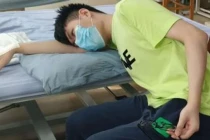 Ngủ gục trên bàn, nam thanh niên suýt bị liệt chỉ vì điều này