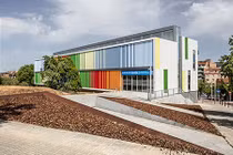 "Lóa mắt" trụ sở cảnh sát 'màu mè' nổi bật giữa phố Tây Ban Nha