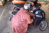 Video: Mặc áo mưa, kẻ gian bẻ khóa SH nhanh như cắt