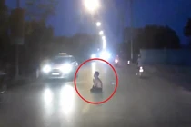 Video: Người đàn ông cởi trần, chắp tay ngồi giữa đường