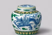 Mua chiếc bình 300.000 đồng về bỏ xó, bất ngờ 30 tỷ "rơi vào đầu"