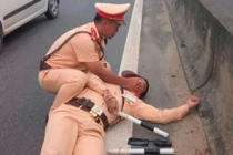 Bắt tài xế container hất văng chiến sỹ CSGT xuống đường, nguy kịch