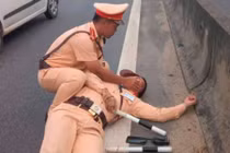 Bắt tài xế container hất văng chiến sỹ CSGT xuống đường, nguy kịch