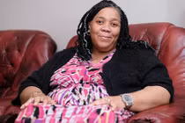 Uống thuốc điều trị ung thư, người phụ nữ da đen biến thành da trắng