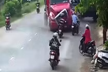 Video: Kinh hoàng xe container “điên” tông người văng tứ tung