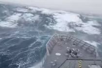 Video: Hãi hùng khoảnh khắc tàu chiến suýt bị sóng "quái vật" nuốt chửng
