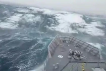 Video: Hãi hùng khoảnh khắc tàu chiến suýt bị sóng "quái vật" nuốt chửng