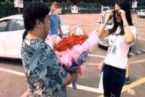 Gái xinh từ chối màn tỏ tình giữa phố của thiếu gia nhà giàu