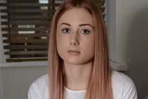 Căn bệnh lạ khiến cô gái trẻ phải ôm tủ lạnh sống hết đời