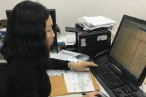 Làm việc đến 30 Tết, các bà vợ xoay sở kiểu gì?