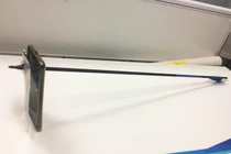 Giơ điện thoại trước mặt, bị hàng xóm bắn tên xuyên thủng