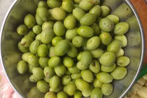 Trám non đầu mùa 50 nghìn/kg, mua về muối ăn dè mùa dịch