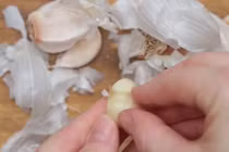 Video: Cắt ớt không rát tay và những mẹo thái gọt rau củ thần tốc