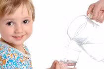 4 khung giờ vàng cứ cho trẻ uống nước còn tốt hơn cả uống sữa