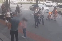 Video: Bé gái bị cửa kính tầng 11 rơi vào đầu